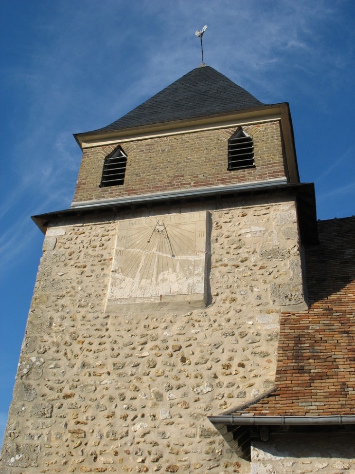 La tour du clocher et son cadran solaire - Villers-sur-le-Roule