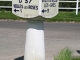Borne indicatrice à l'intersection de la Rue de la Mer D37 et de la Rue du Clos Gras V7.