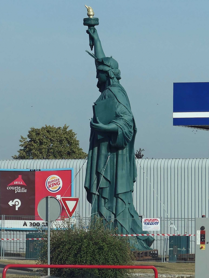 Le musée dans la ville : la statue de la Liiberté sur un rond point de la zone commerciale - Barentin