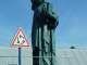 le musée dans la ville : la statue de la Liiberté sur un rond point de la zone commerciale