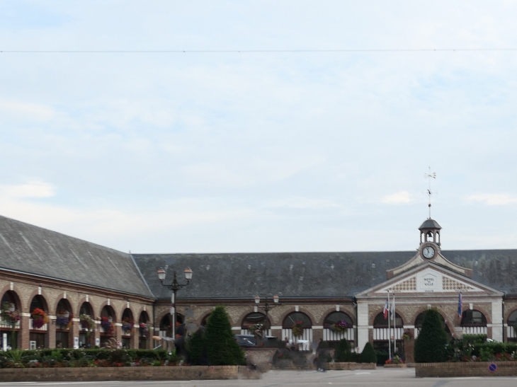 La place de la mairie - Cany-Barville