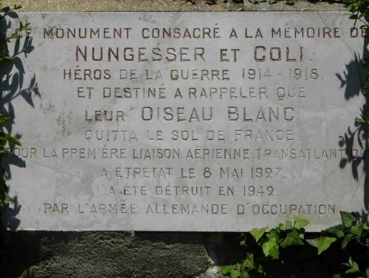 Monument à la mémoire des aviateurs NUNGESSER et COLI parti le 8 Mai 1927 sur l'avion l'OISEAU BLANC - Étretat