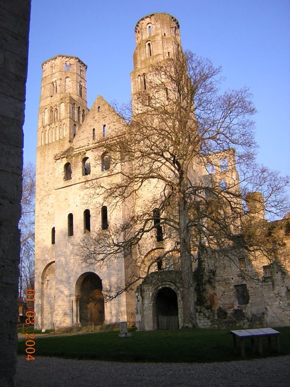 Ruines-de-l-abbaye façade occidentale - Jumièges