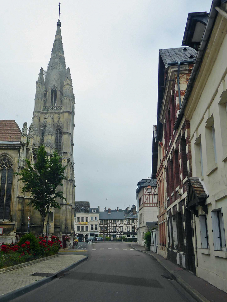 L'église dans la rue principale - La Bouille