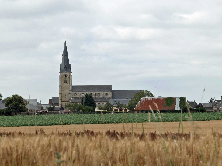 Vue sur le village et son église - Lanquetot
