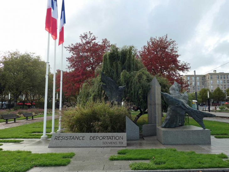La place de l'Hôtel de Ville: monument de La Résistance et de la Déportation - Le Havre