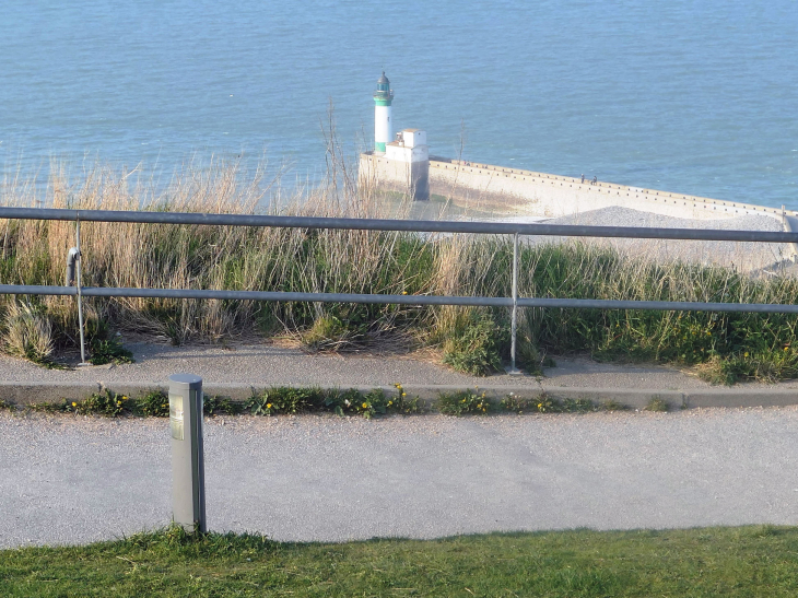 Le phare vu de la falaise - Le Tréport