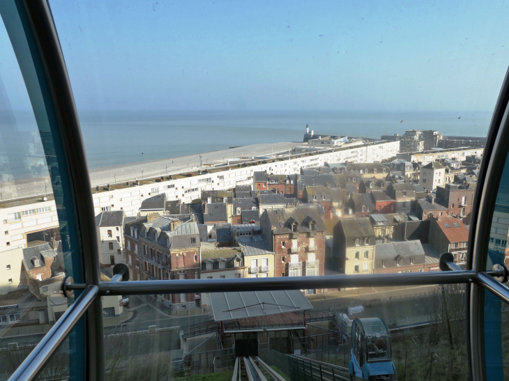 Descente des falaises par le funiculaire: le quartier des Cordiers - Le Tréport