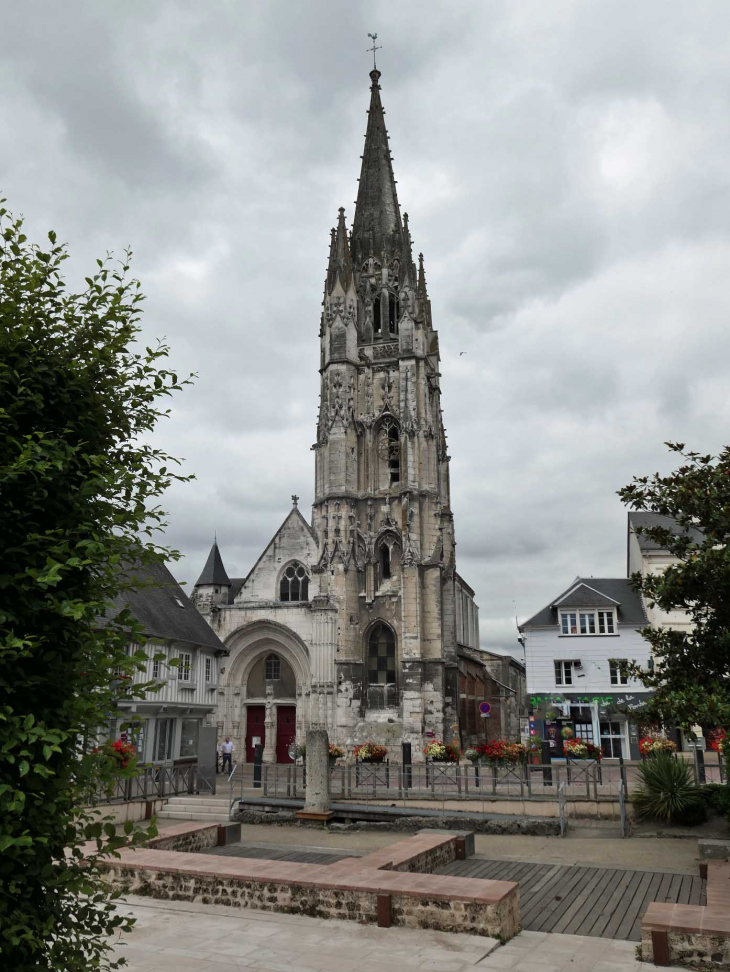 L'église vue de la place - Lillebonne