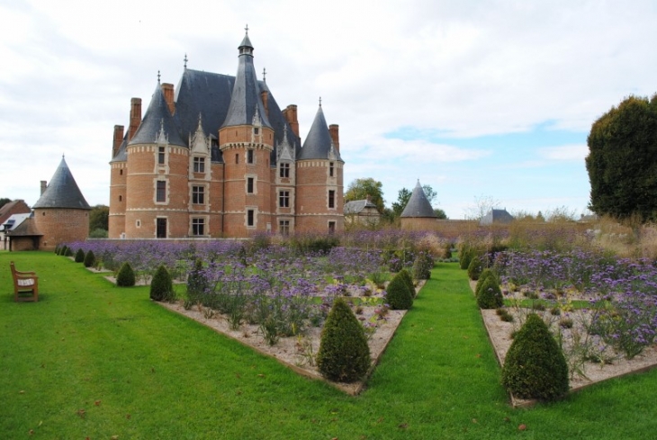 Le jardin retrouvé du château de Martainville. Il a été réalisé par les jardiniers du département de la Seine-Maritime et inauguré le 20 septembre 2014 par le Président du Département de Seine-Maritime.  - Martainville-Épreville