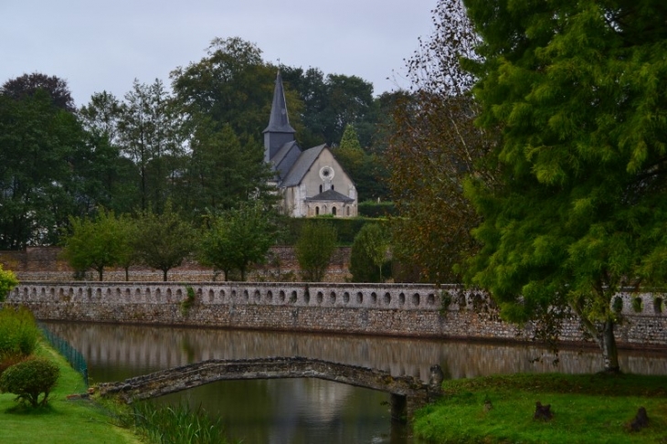 Eglise paroissiale Saint Quentin. Au XVIII siècle la chapelle du château de Mirville devient l'église paroissiale.