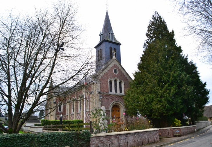 L'église Saint Martin. Epoque et style du XIX siècle. La façade est ornée de motifs géométriques.  - Mont-Cauvaire