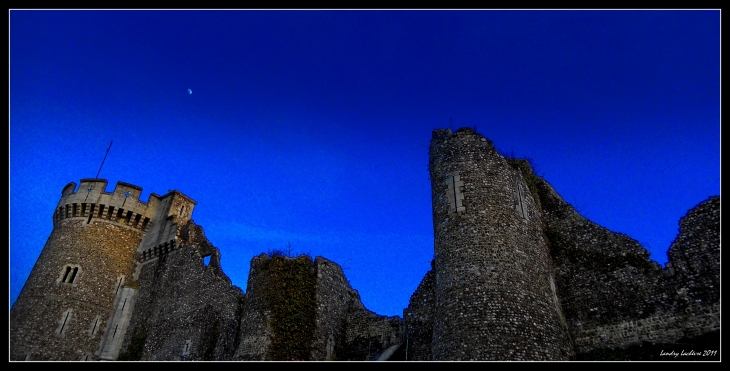 Château de Robert le Diable à Moulineaux ciel bleu.