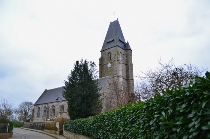 L'église paroissiale Saint-Waast. La tour clocher est coiffée d'un toit en hache en ardoise. Le gros oeuvre se compose de grés et de pierre calcaire. - Ocqueville