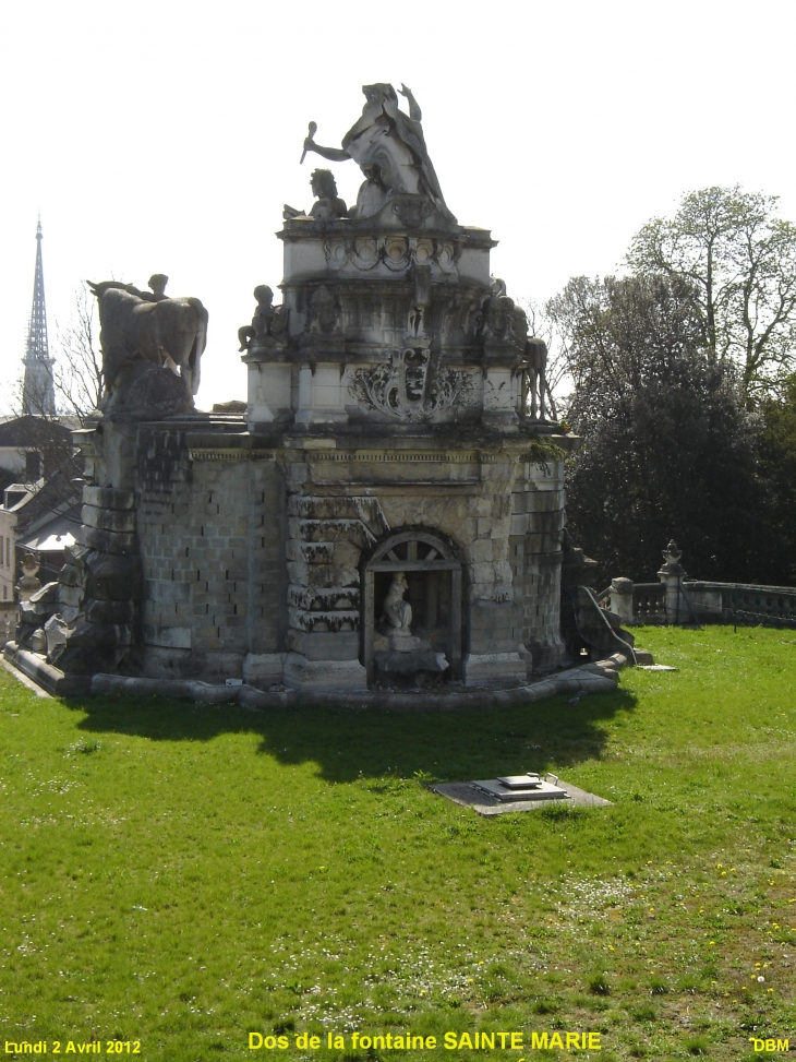 Dos de la fontaine SAINTE MARIE - Rouen