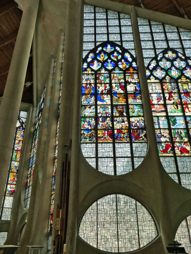 L'église Sainte Jeanne d'Arc : le vitrail de l'enfance du Christ - Rouen