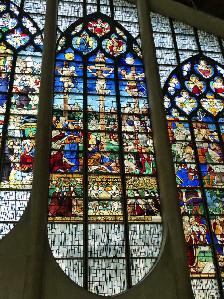 L'église Sainte Jeanne d'Arc : le vitrail de la crucifixion - Rouen