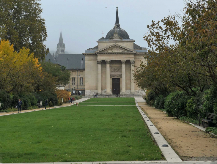 L'église Sainte Madeleine en haut de l'avenue Pasteur - Rouen