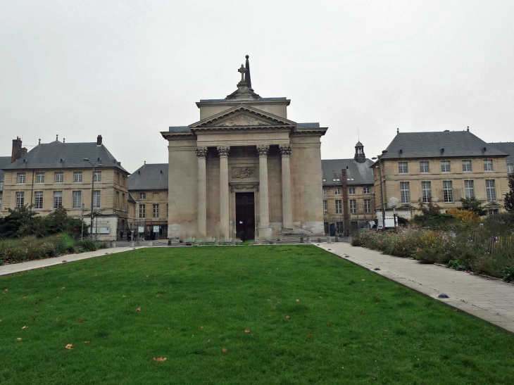 L'église Sainte Madeleine en haut de l'avenue Pasteur - Rouen