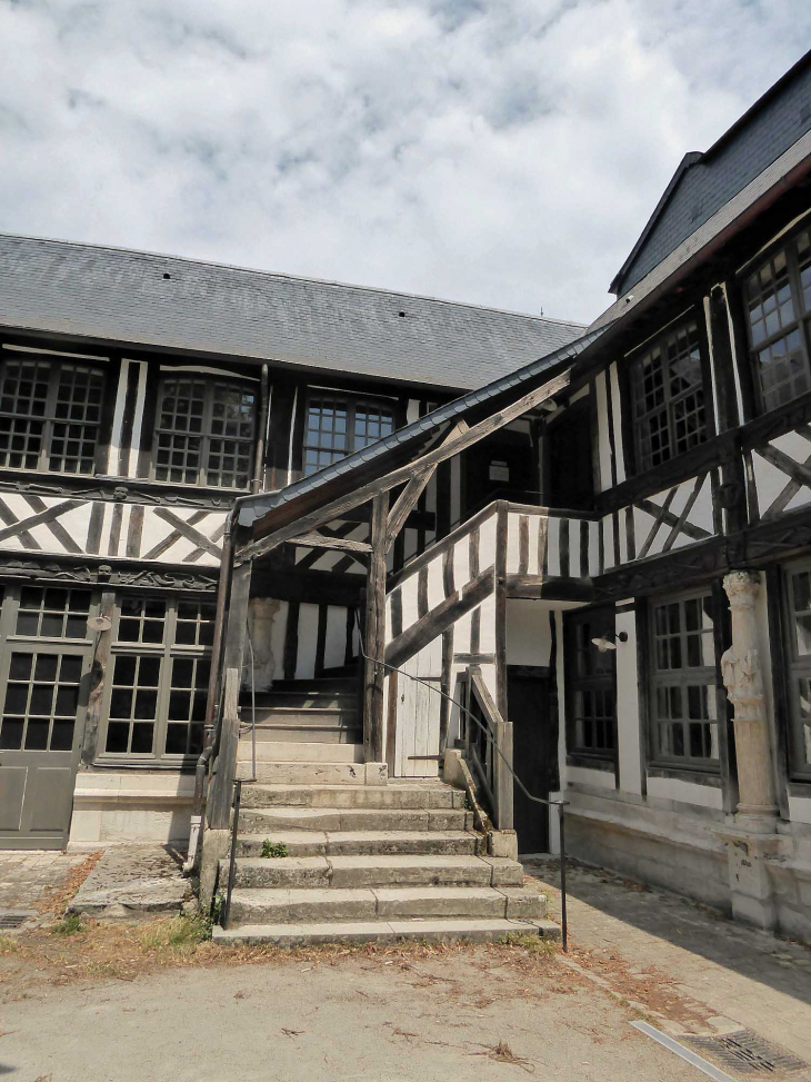 L'aître Saint Maclou : cimetière des pestiférés rénové - Rouen