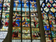 Photo suivante de Rouen l'église Sainte Jeanne d'Arc : le vitrail de la crucifixion