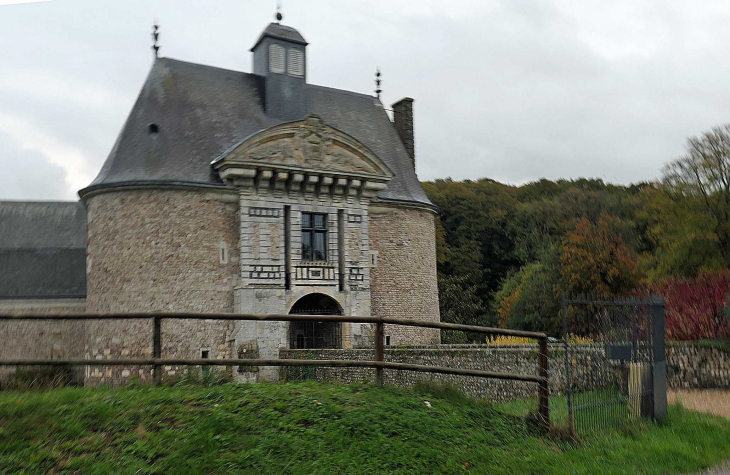 L'entrée du château - Saint-Martin-du-Bec