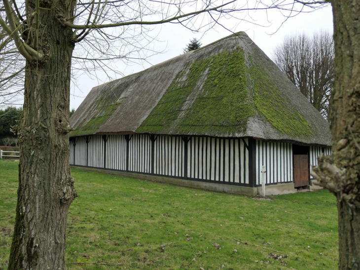 Grange normande à colombages et toit de chaume - Saint-Martin-du-Manoir