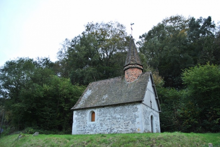 La chapelle Saint Gilles. A une époque, elle dépendait de l'abbaye de Saint Wandrille. Elle a également été rattachée au château du Bourg Joly, puis a appartenu à plusieurs familles varengevillaises avant d'être acquise par la commune en 2000. - Saint-Pierre-de-Varengeville