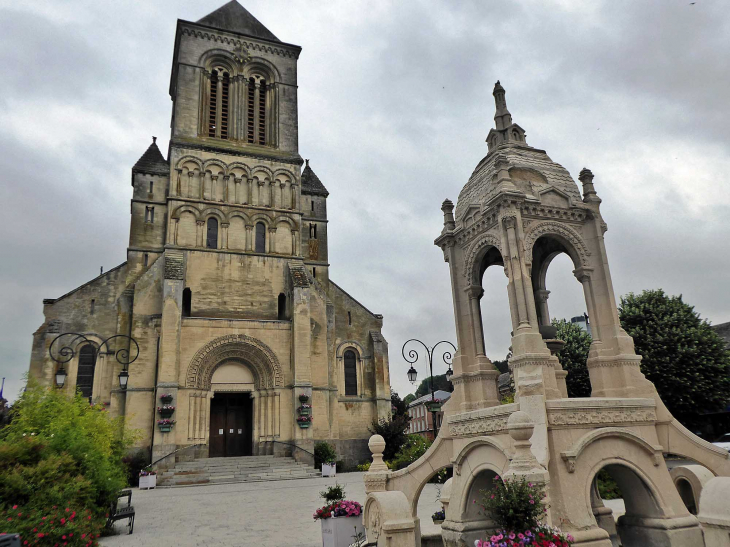 Place de l'église - Saint-Saëns