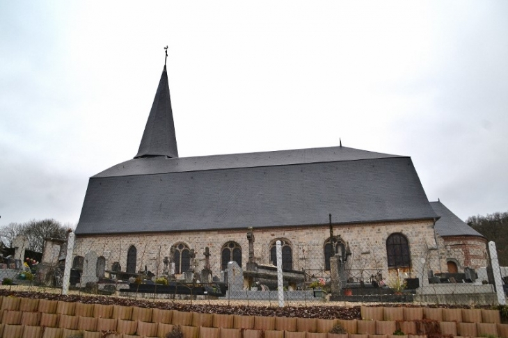 L'église paroissiale Saint-Vaast. La tour clocher bâtie au 16ème siècle est flanquée d'une tourelle d'angle à gauche (nord) et de contreforts. Le clocher est à flèche polygonale et les toits à longs pans sont couverts d'ardoise. - Saint-Vaast-Dieppedalle