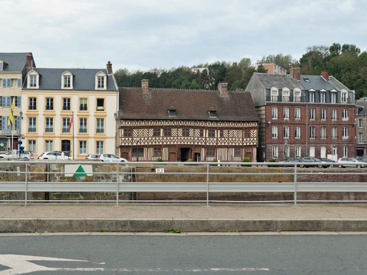 La maison Henri IV vue du quai d'Amont à marée basse - Saint-Valery-en-Caux