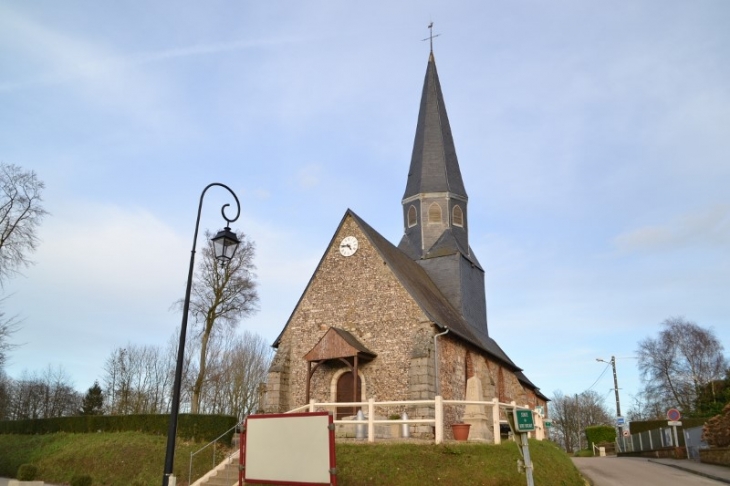 L'église Saint Martin. Un clocher en ardoise à base carrée et à longue flèche polygonale coiffe le faîte de la nef. - Saussay