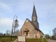 Photo suivante de Saussay L'église Saint Martin. Un clocher en ardoise à base carrée et à longue flèche polygonale coiffe le faîte de la nef.