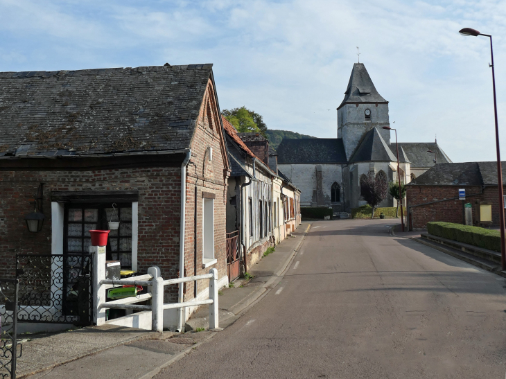 La rue principale vers l'église - Sept-Meules