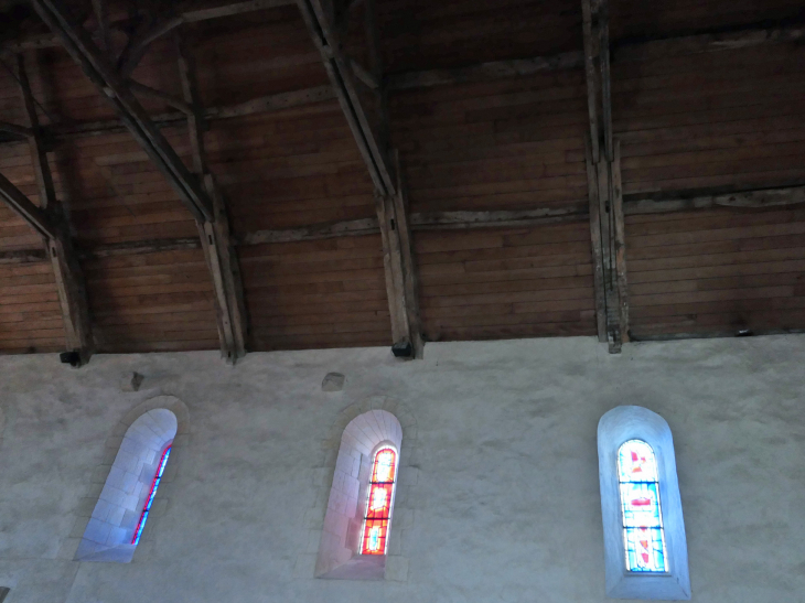 L'intérieur de l'église Saint Valery : vitraux de Raoul Ubac - Varengeville-sur-Mer