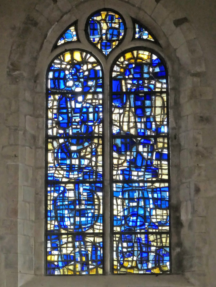 L'intérieur de l'église Saint Valery : vitrail de Raoul Ubac - Varengeville-sur-Mer