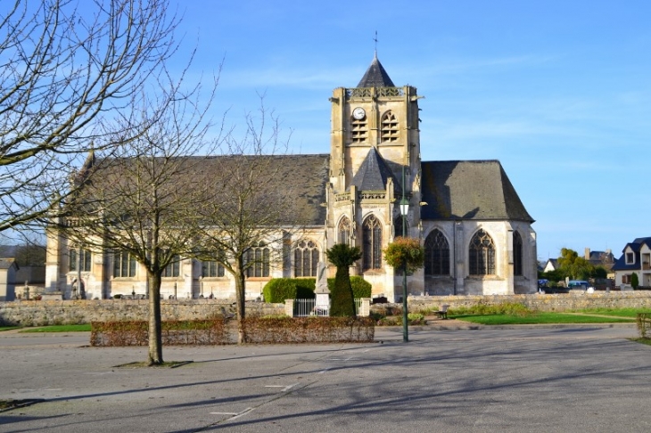 L'église Saint Martin. Construite au XVIè siècle, elle dépendait de l'Abbaye de Saint Wandrille. - Vatteville-la-Rue