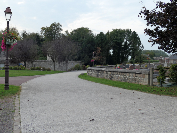 Derrière l'église : le cimetière - Vittefleur