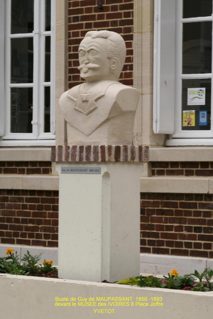 Buste de Guy de MAUPASSANT devant le musée des ivoires - 8 place JOFFRE - Yvetot