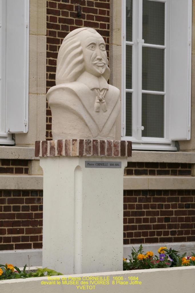 Buste de Pierre CORNEILLE devant le musée des ivoires - 8 place JOFFRE - Yvetot