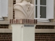 Photo suivante de Yvetot Buste de Pierre CORNEILLE devant le musée des ivoires - 8 place JOFFRE