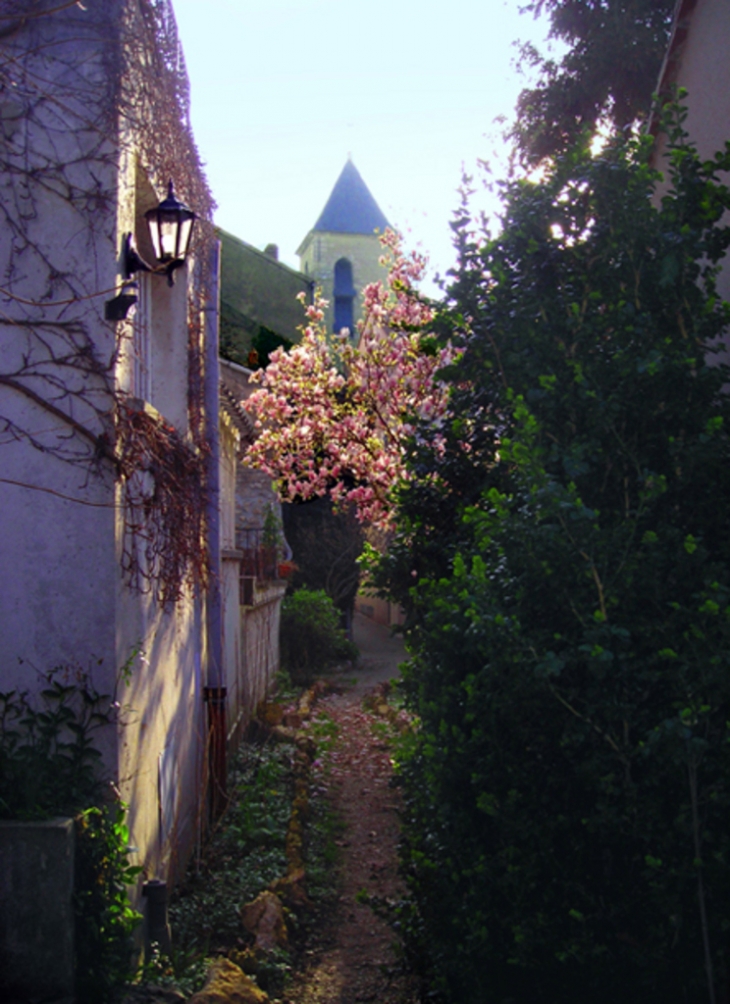 Eglise vue de la ruelle - Épinay-sur-Orge