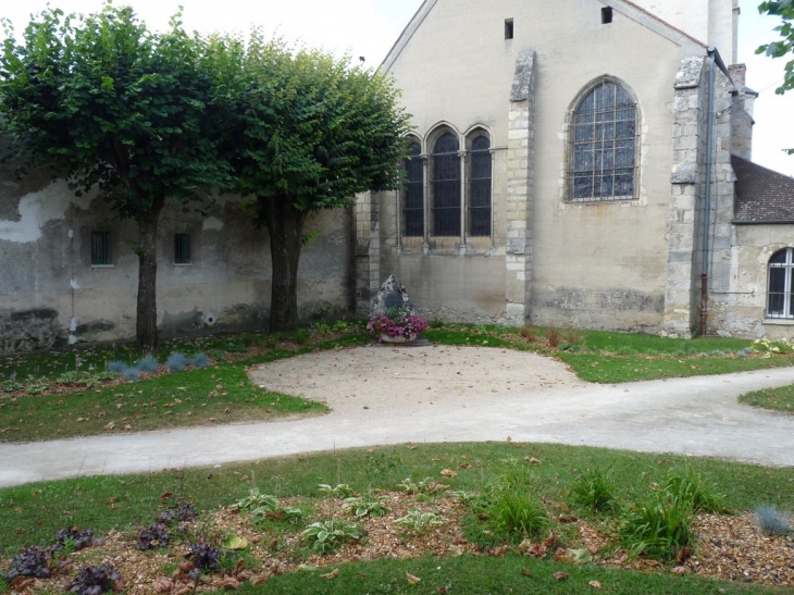 Petit jardin à coté de l'église - Épinay-sur-Orge