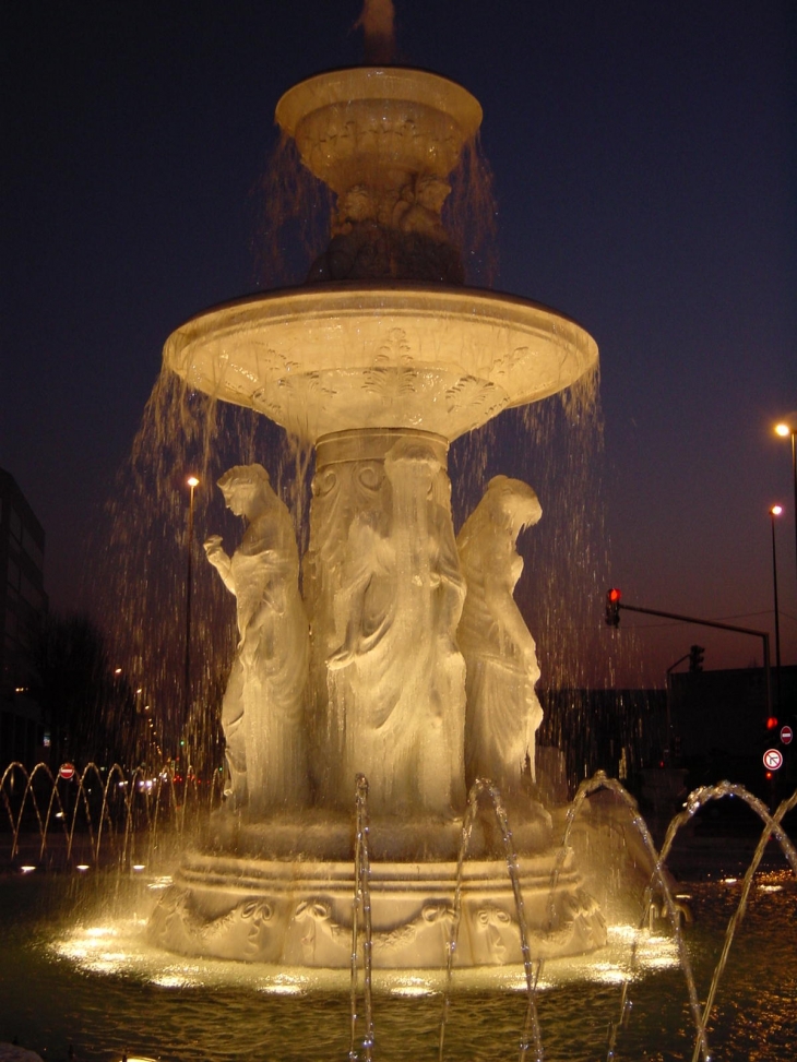 Fontaine Croix de Berny la nuit - Antony