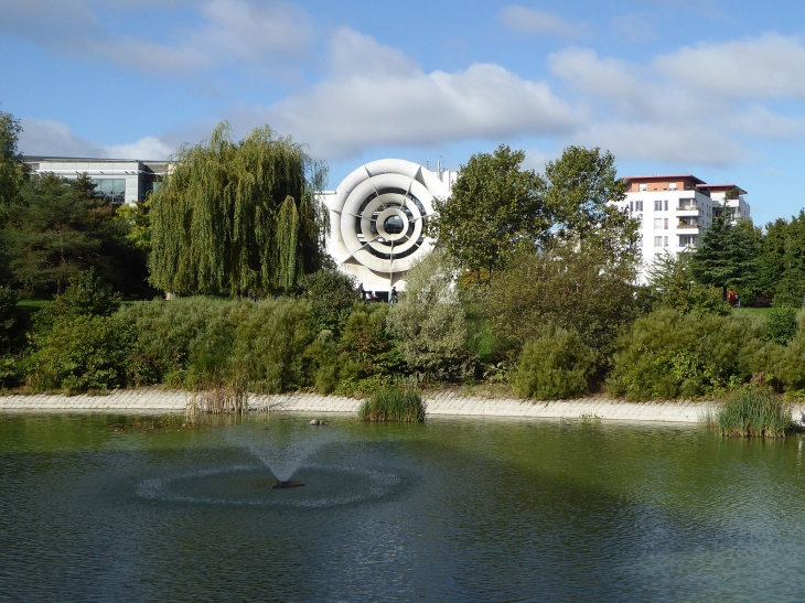 Le parc des Bruyères  vue sur la soufflerie  de l'ancienne usine Hispano Suiza - Bois-Colombes
