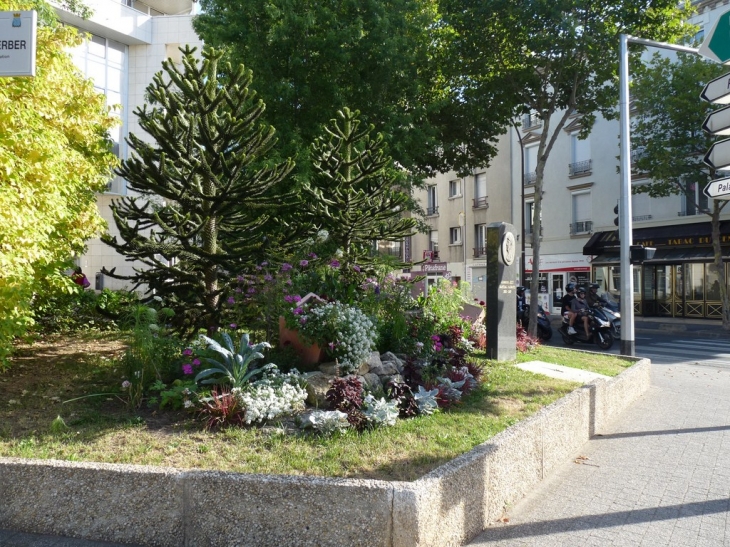 Place du Maréchal Juin - Issy-les-Moulineaux
