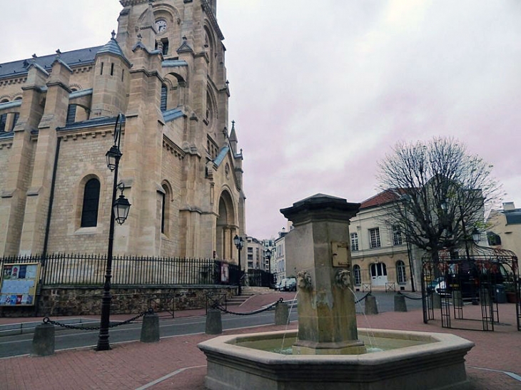 Fontaine devant l'église - Saint-Cloud
