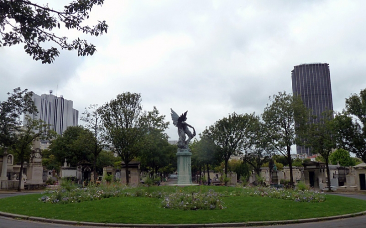 La tour Montparnasse vue du cimetière - Paris 14e Arrondissement