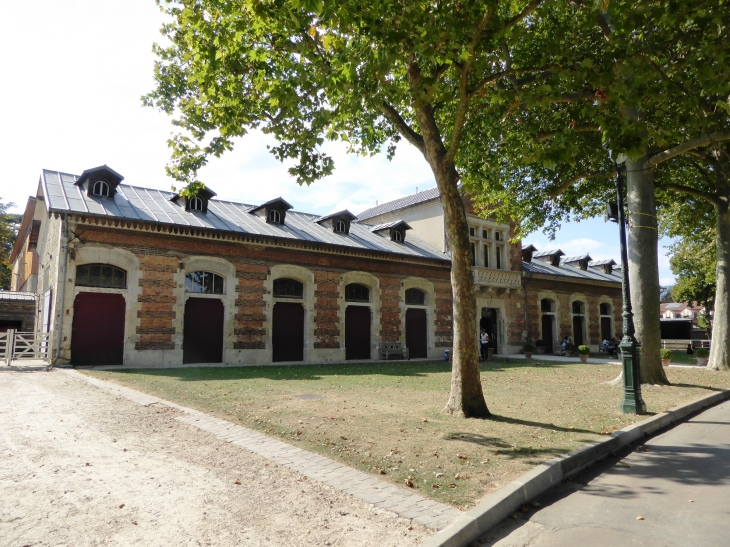 Le Jardin d'acclimatation : les grandes écuries - Paris 16e Arrondissement