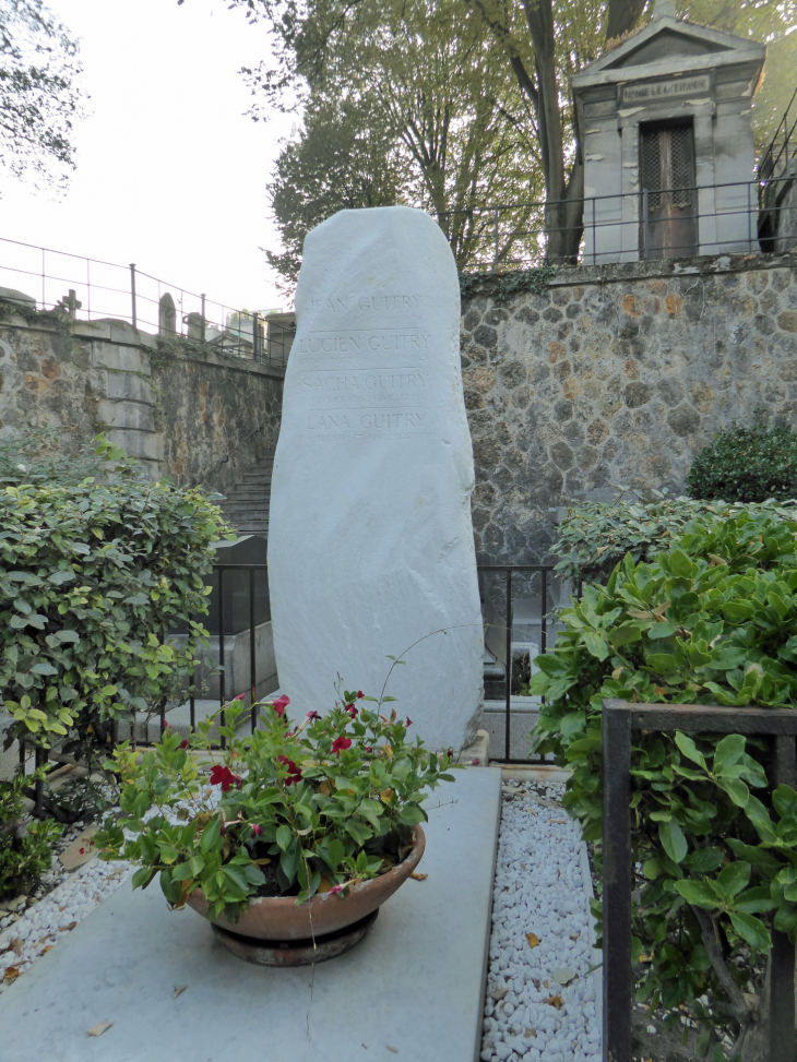 Le cimetière de Montmartre : tombeau de la famille Guitry - Paris 18e Arrondissement